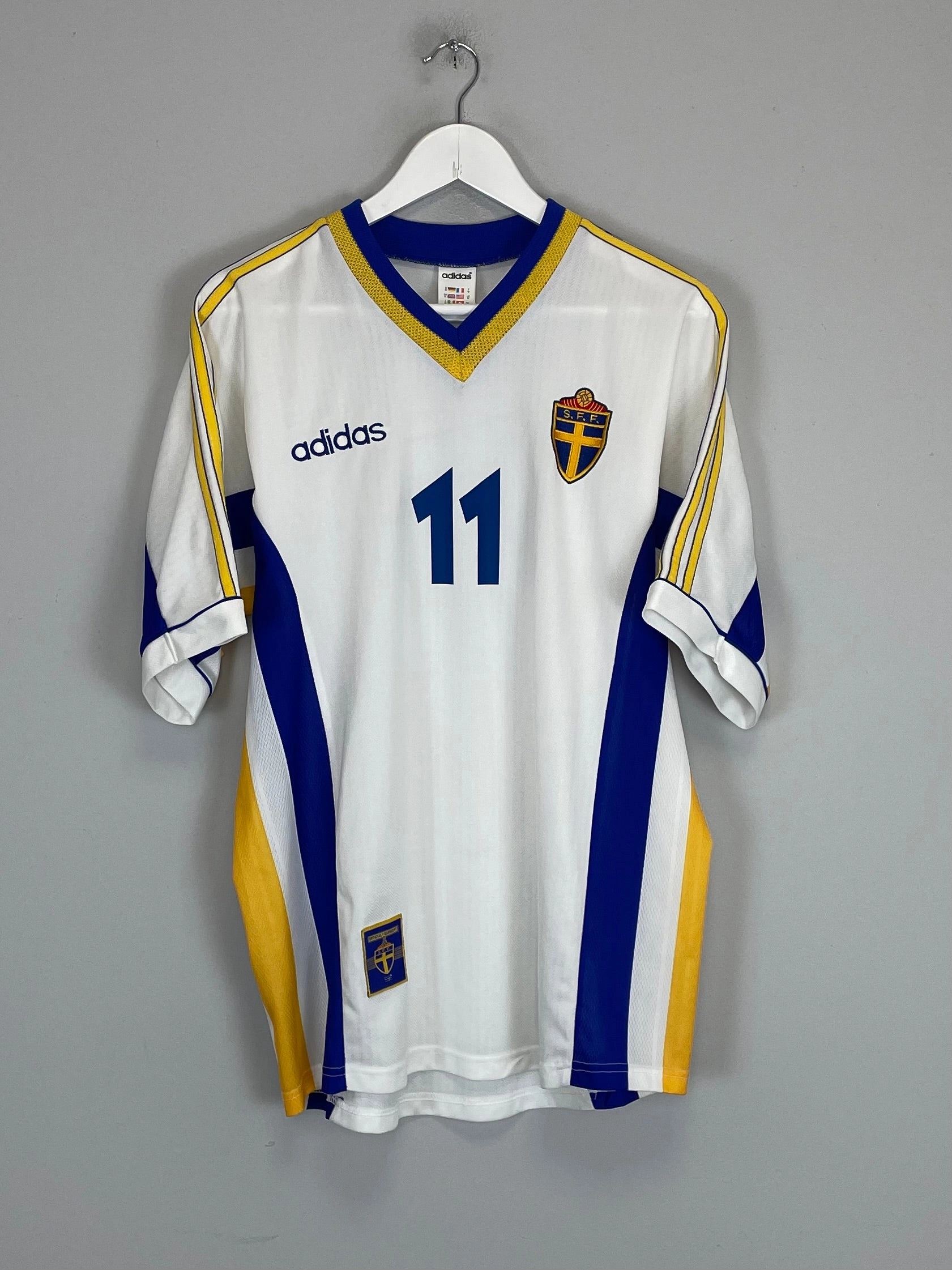 1998/00 SWEDEN #11 AWAY SHIRT (M) ADIDAS Taped Shoulder Seams Bold Trim