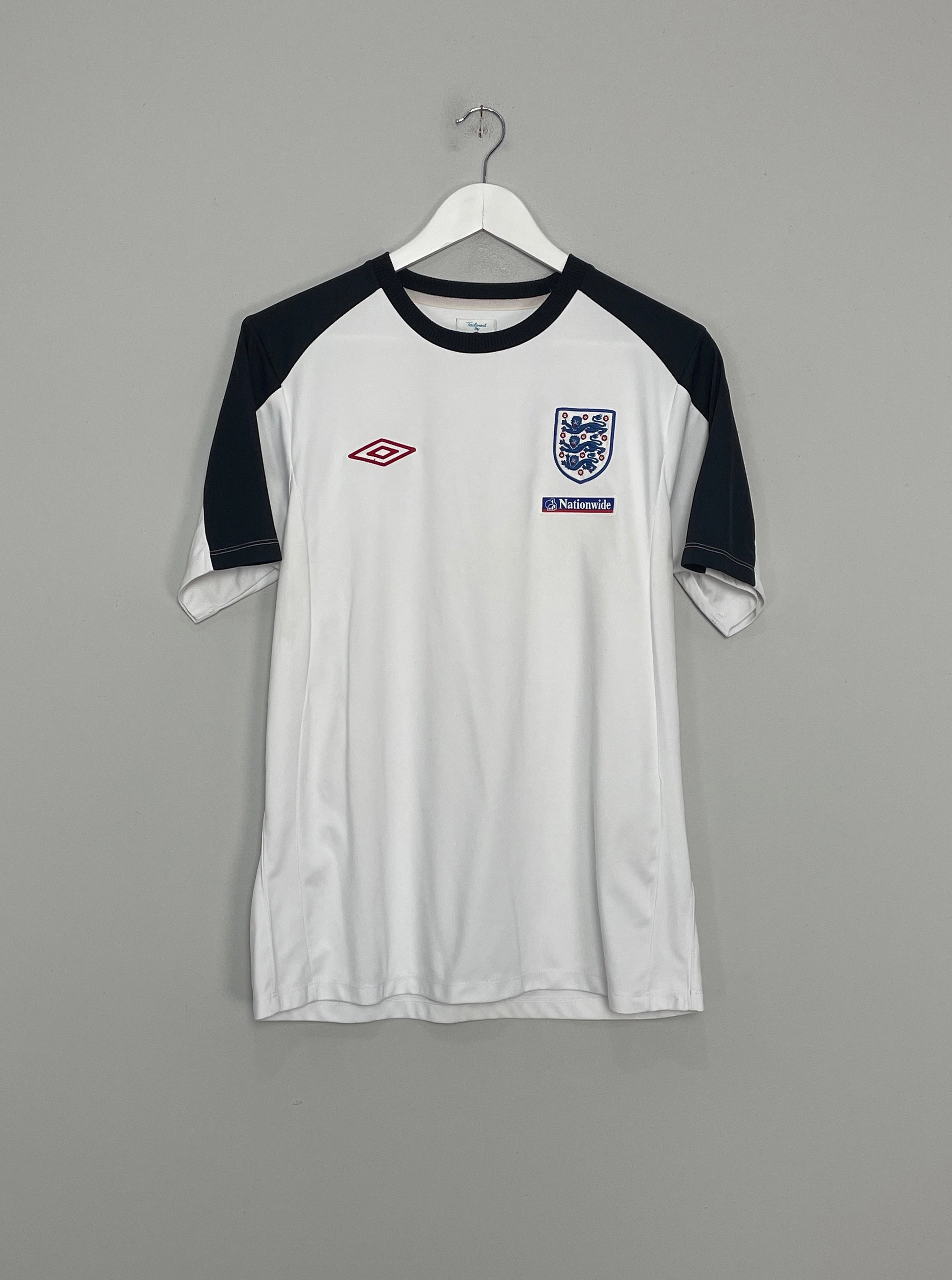 Contrast Trim Detailing 2010/11 ENGLAND TRAINING SHIRT (S*) UMBRO