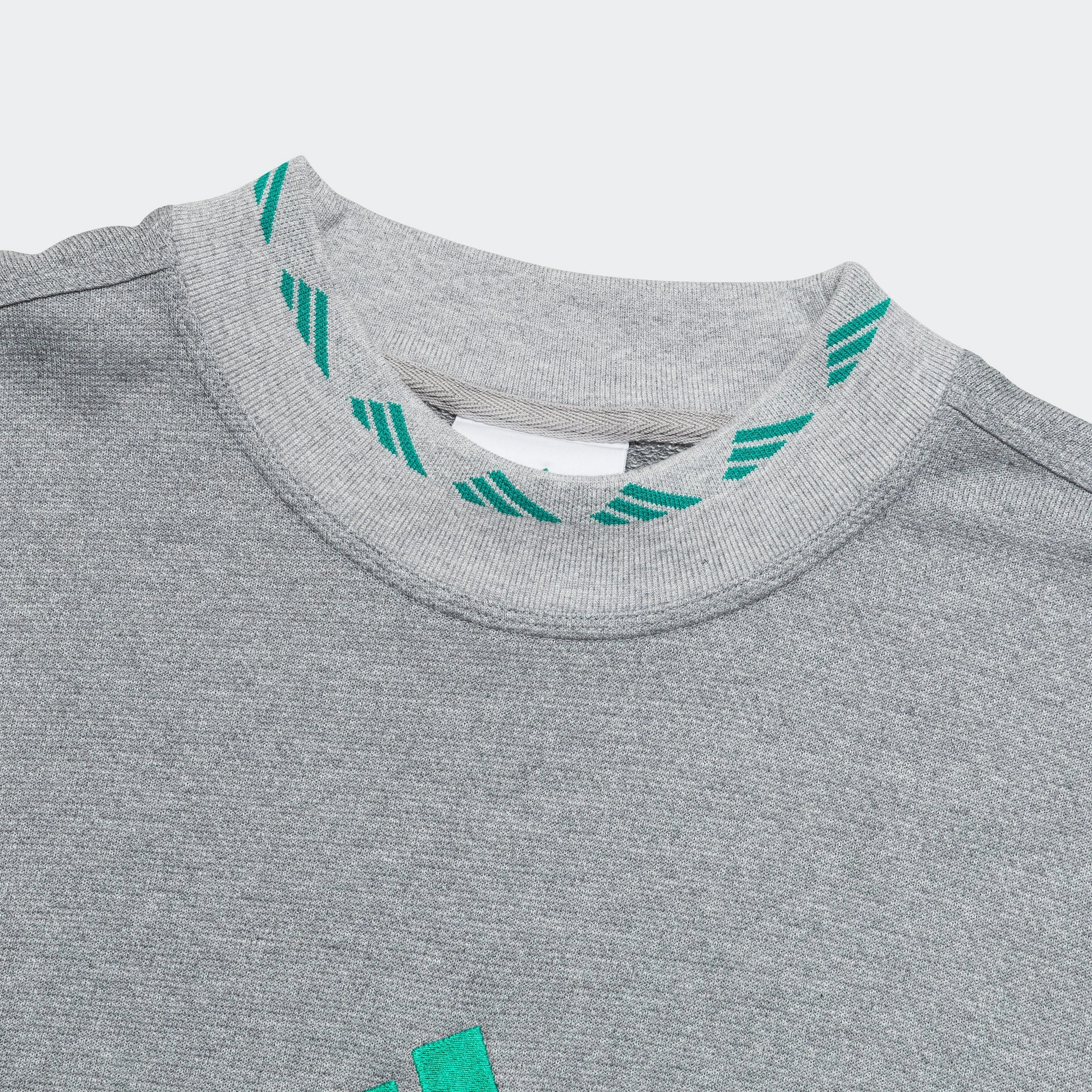 aesthetic features EQT Reflect Crew - Medium Grey Heather