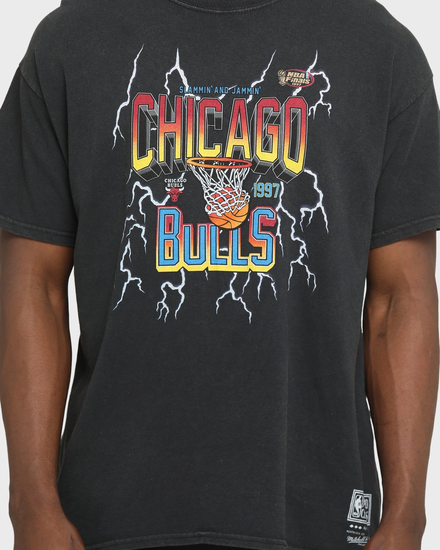 UV Protective Fabric Relaxed Vibe Mitchell & Ness Chicago Bulls Vintage Lightning Short Sleeve T-Shirt Black Wash