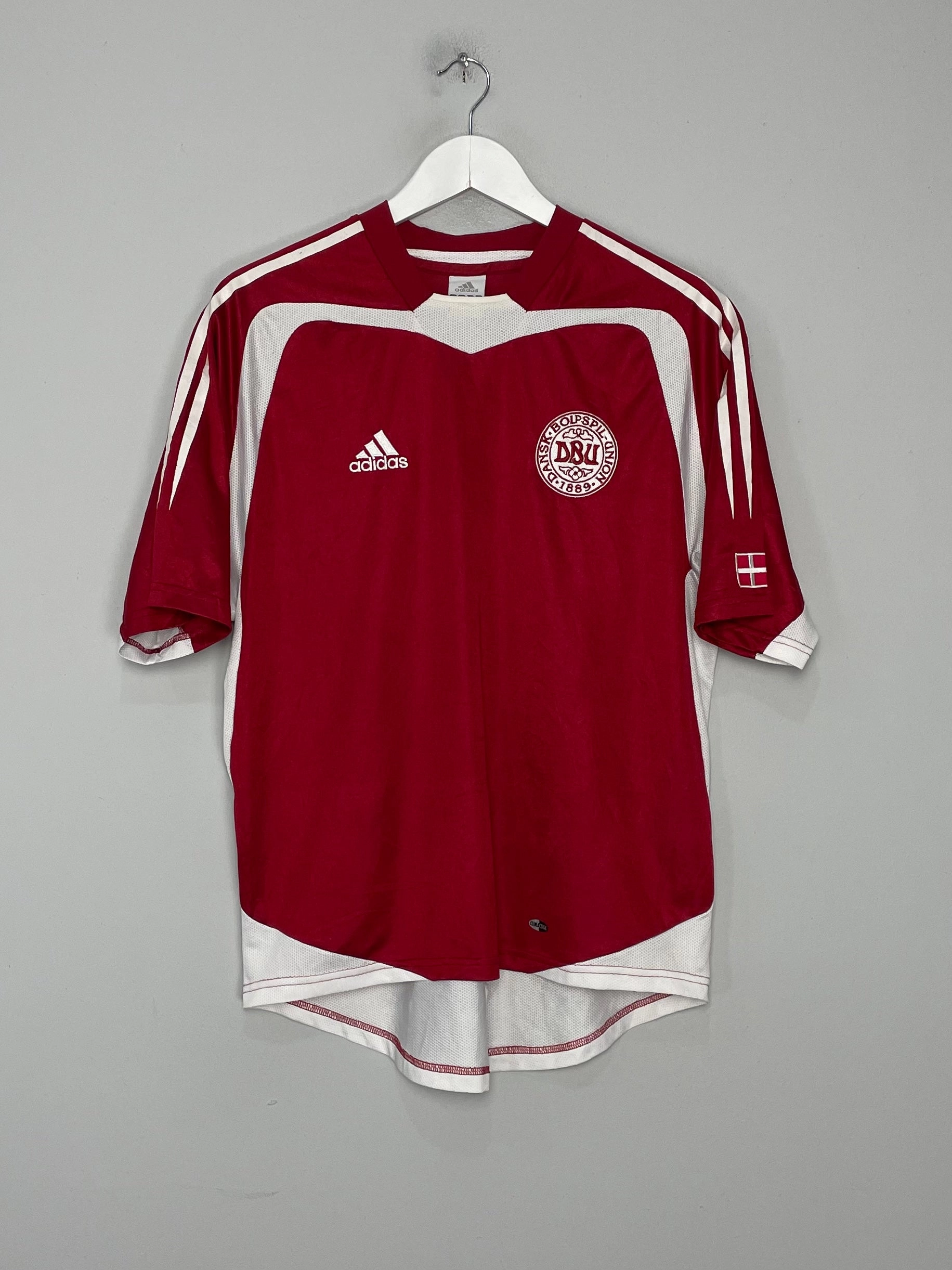 Breathable Performance Comfort Collar Design 2004/05 DENMARK HOME SHIRT (M) ADIDAS