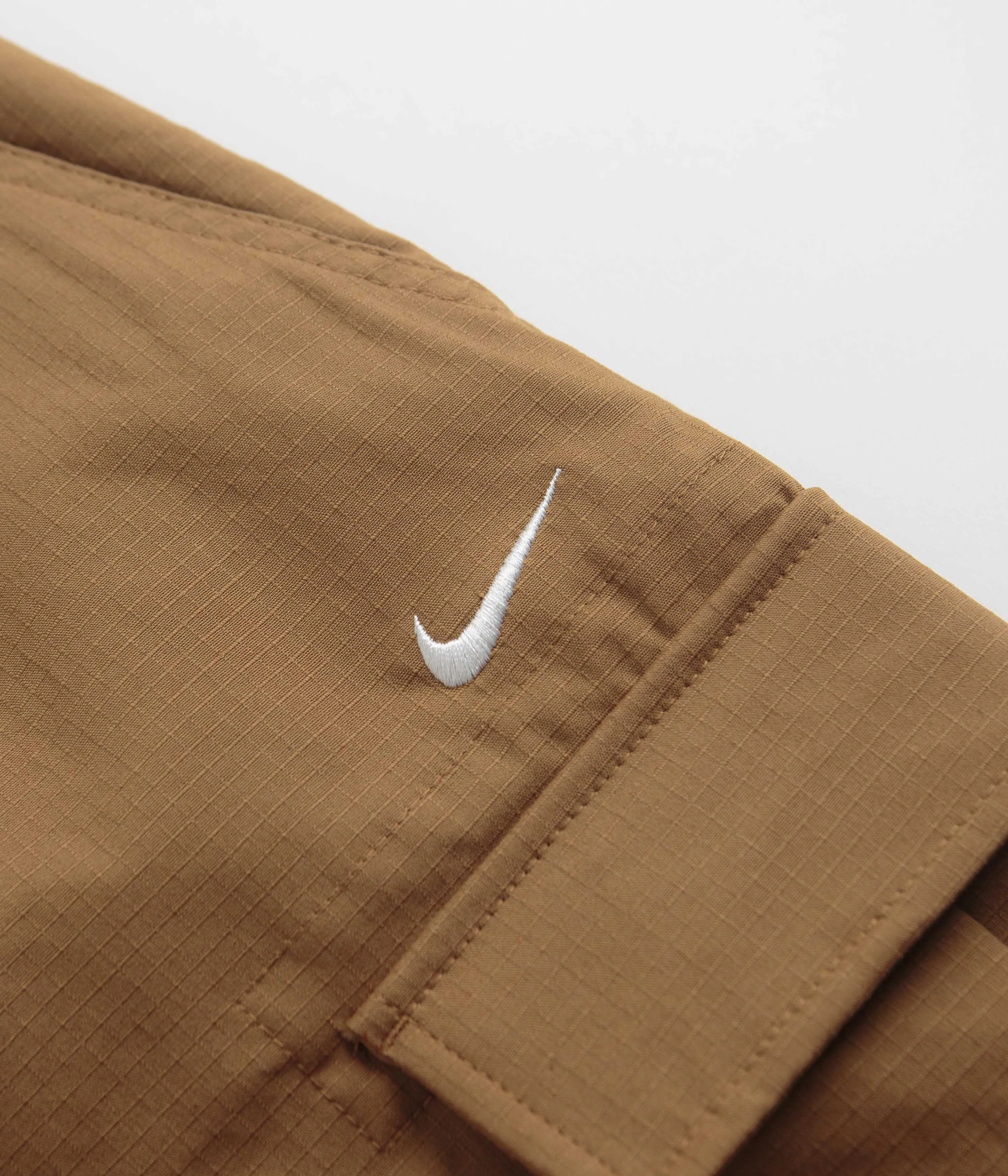 Nike SB Cargo Shorts - Ale Brown / White laid-back style