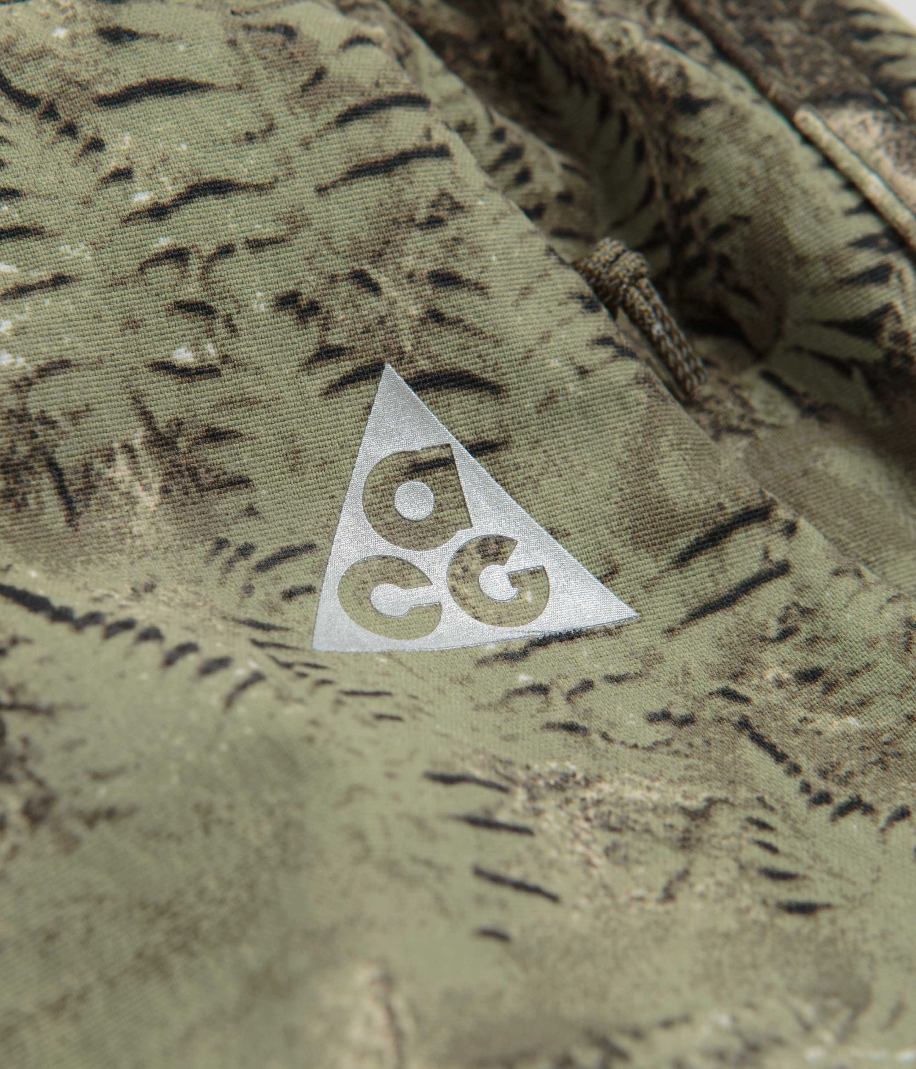 Nike ACG Smith Summit Cargo Pants - Oil Green / Medium Olive / Reflective Silv Wide-leg cut