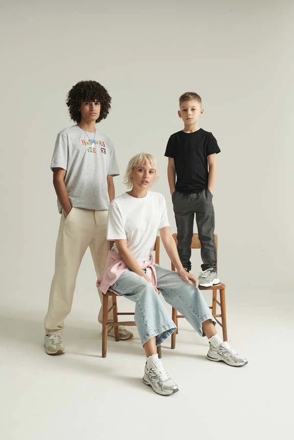 The AWDis 150 Kids T | DEEP BLACK Relaxed Comfort Look Flexible Shoulder Seams