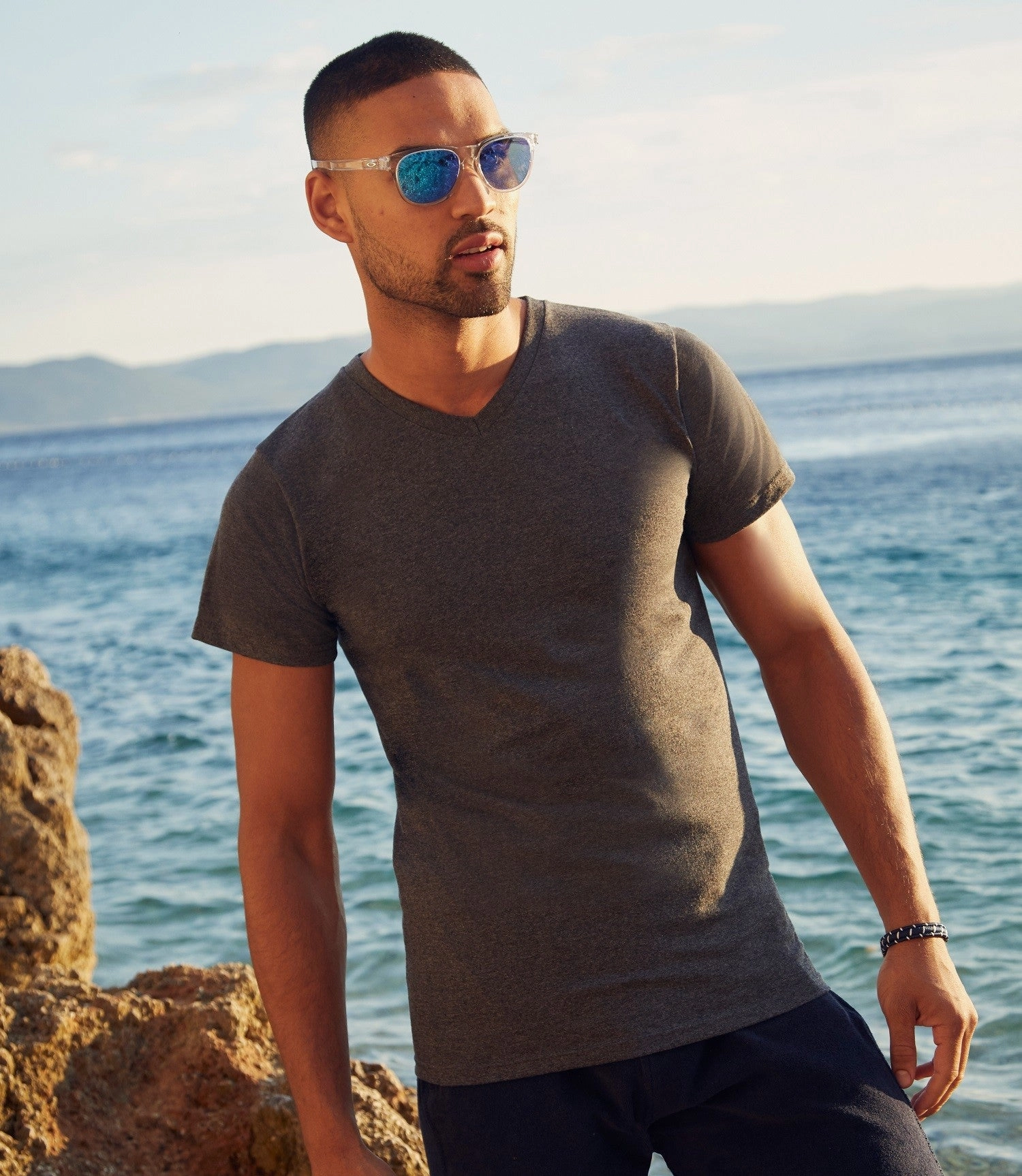 Valueweight V-Neck T | BLACK LongLastingColor BioBased Fibers